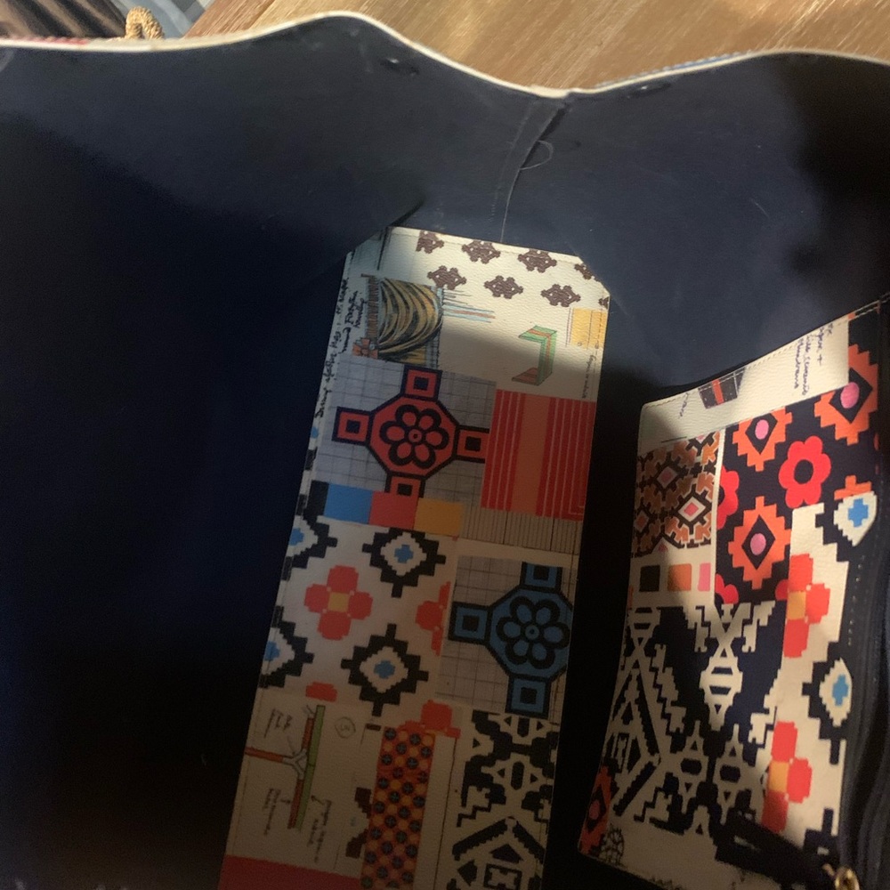 Tory Burch Limited Edition Kerrington Tote
Bag - Picture 15 of 16